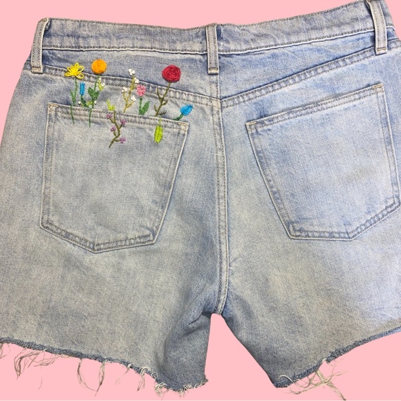 Floral embroidered cutoffs Gap size 27 - Picture 2 of 5